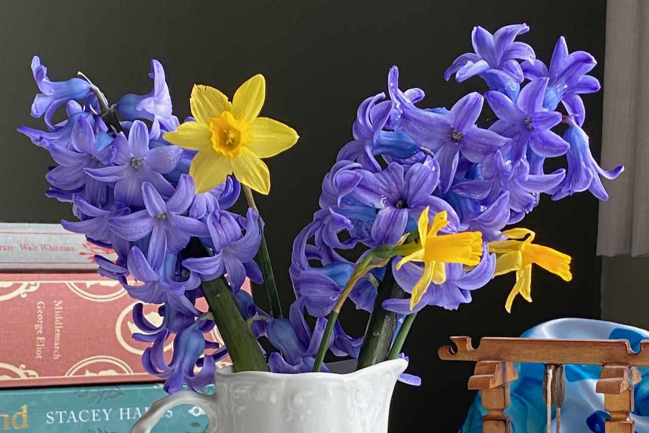 Slow living with plants in March: spring posies and crocuses